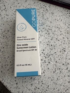 Glow Pure Tinted Mineral SPF 40 Sunscreen Lotion — Blue/White